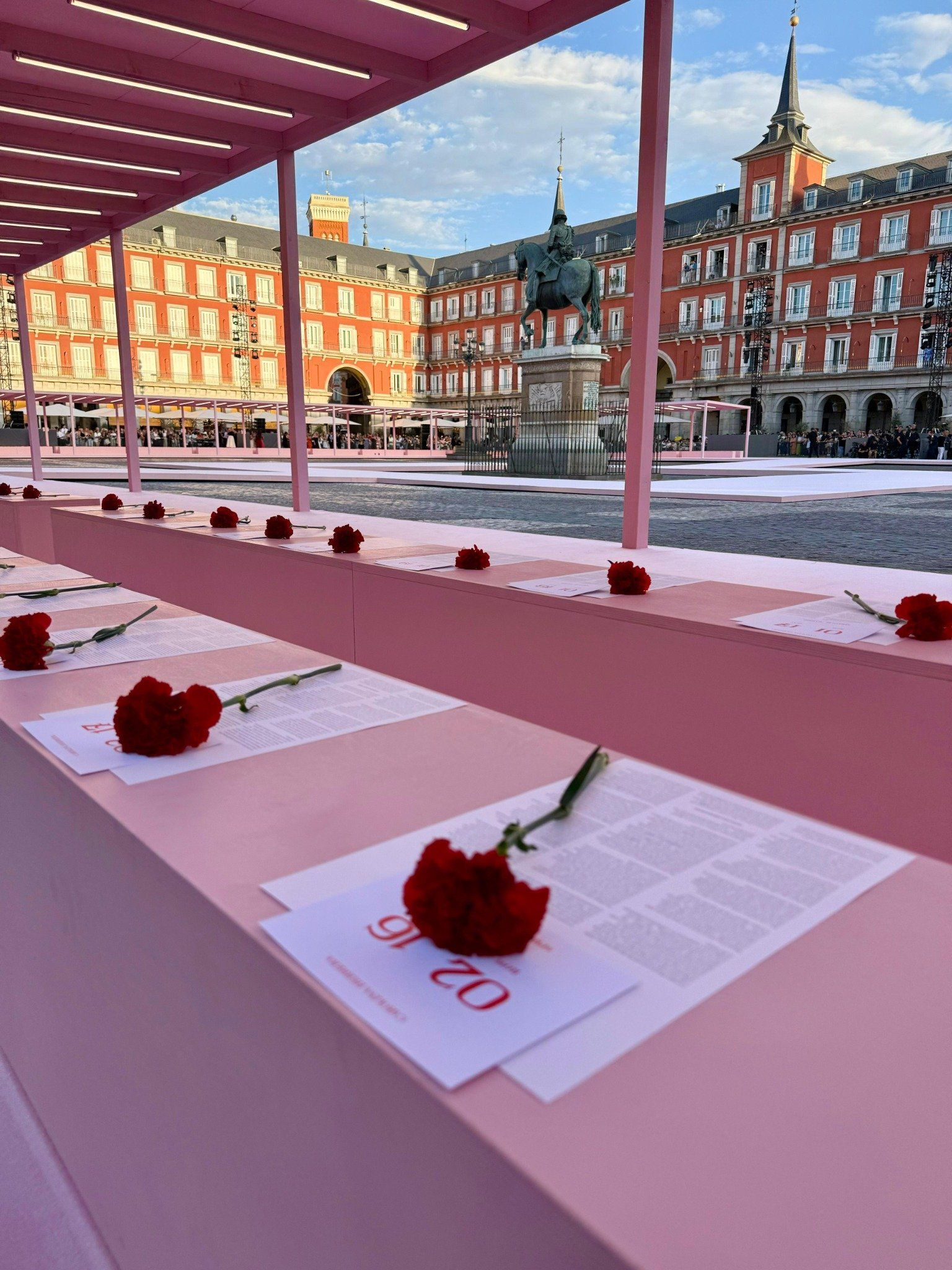 carolina herrera desfile madrid 2025 escenario 03