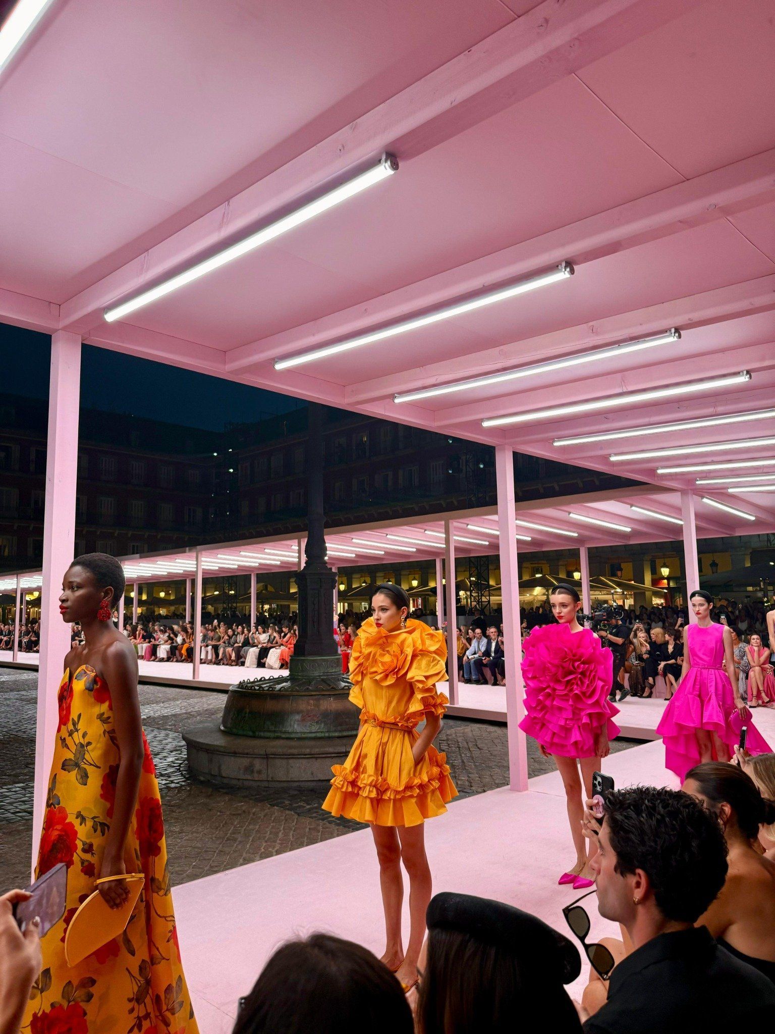 carolina herrera desfile madrid 2025 pasarela nocturna 02